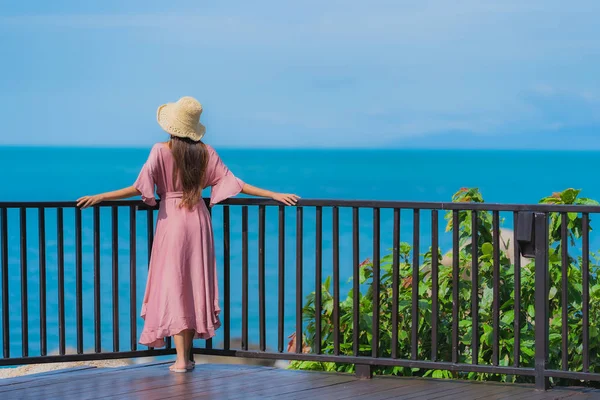 Portrait beautiful young asian woman looking sea beach ocean for — Stock Photo, Image