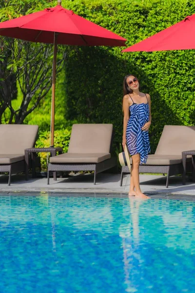 Retrato joven asiático mujer relax sonrisa feliz alrededor al aire libre nadar —  Fotos de Stock