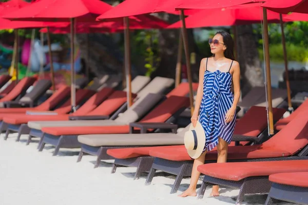 Portret jonge Aziatische vrouw glimlach gelukkig rond strand zee oceaan Wi — Stockfoto