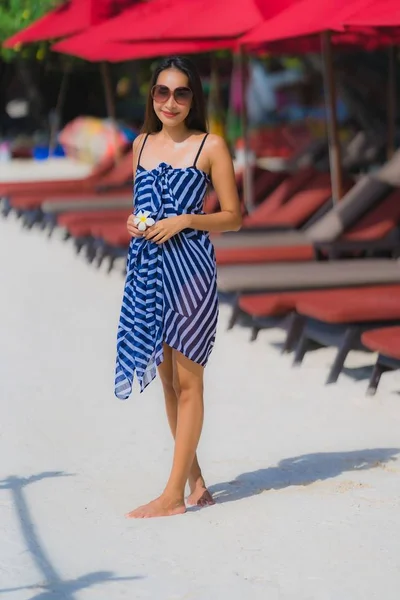 Portret jonge Aziatische vrouw glimlach gelukkig rond strand zee oceaan Wi — Stockfoto