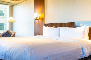 Yatakta güzel rahat beyaz yastık