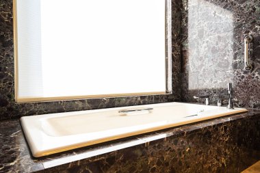 Odada beyaz küvet dekorasyonu