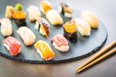 Somon balığı karides karides yılan balığı kabuk ve oth nigiri suşi ayarla