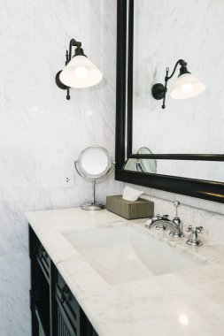 Güzel lüks beyaz lavabo ve bathroo facuet su iç