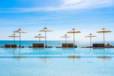 Deniz okyanus üzerinde sky şemsiye ve sandalye ile güzel manzara 