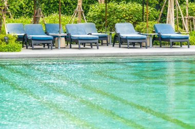 Otel ve tatil sandalye ile güzel açık yüzme havuzu bir