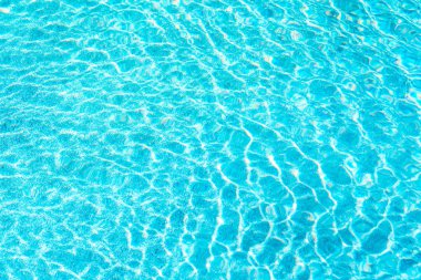 Güneş ışığı reflec ile soyut havuz su yüzeyi ve arka plan