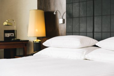 Güzel lüks rahat beyaz yastık ve battaniye yatakta zekâ