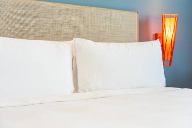 Yatak odasının iç dekorasyonunda yastık.