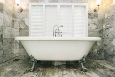 Güzel lüks zerafet beyaz küvet ve su musluk süslemek