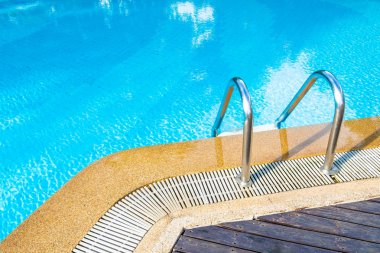 Merdivenli otel beldesinde güzel açık yüzme havuzu