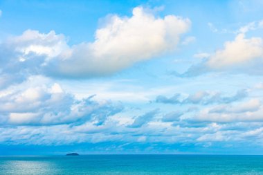 Beyaz bulut ile güzel panoramik manzara veya deniz manzarası okyanus