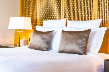 Yatak ve battaniye üzerinde güzel lüks rahat beyaz yastık Dec