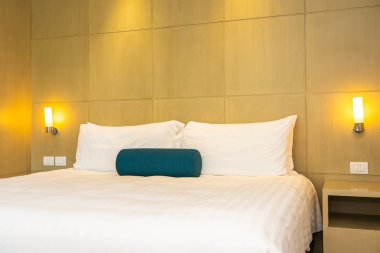 Yatak dekorasyon iç güzel beyaz yastık ve battaniye