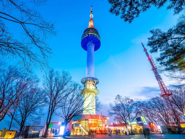 Schöne architektur gebäude n seoul turm auf namsan berg — Stockfoto