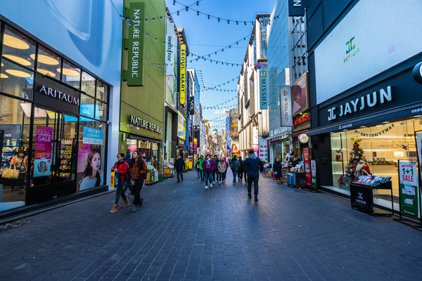 Seoul, Südkorea 10. Dezember 2018: myeong dong market ist der — Stockfoto