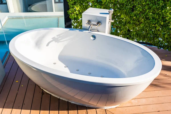 Güzel lüks beyaz küvet banyo dekorasyon iç — Stok fotoğraf
