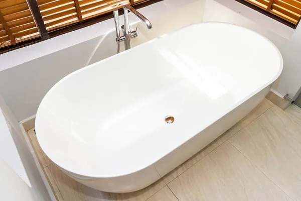 Belle décoration de baignoire blanche de luxe et confortable en chauve-souris — Photo