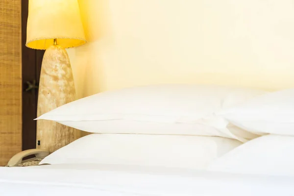 Удобная подушка на декоре кровати в спальне — стоковое фото