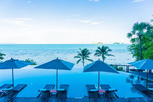 Umbrella and chair around beautiful luxury outdoor swimming pool — Stock Photo, Image