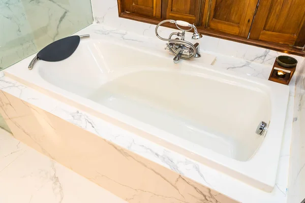 Bela decoração interior do banheiro com banho de luxo branco — Fotografia de Stock