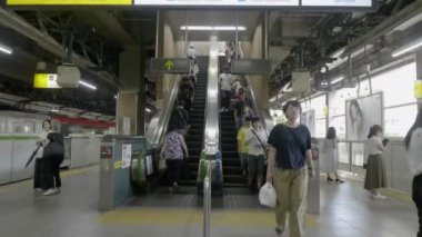 Tokyo Japonya - 5 Ağustos 2018: Tokyo 'daki tren ve metro istasyonunun görüntüleri