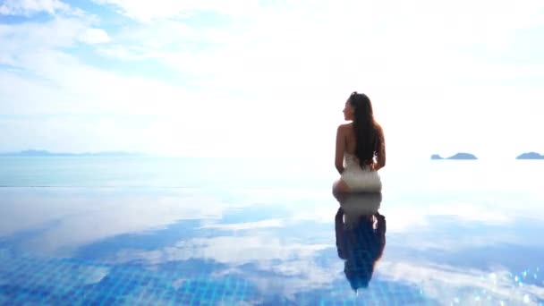 Optagelser Smuk Asiatisk Kvinde Afslappende Pool Hotel – Stock-video