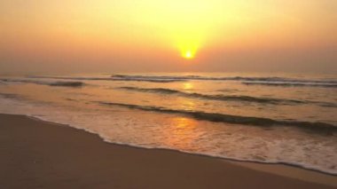 Güzel dalgalı denizin sakin görüntüleri.