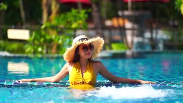 Güzel Asyalı Bir Kadının Oteldeki Havuzda Dinlenirken Çekilmiş Görüntüleri — Stok video