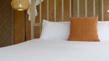 Oteldeki lüks mobilyalı yatak odasının görüntüleri.