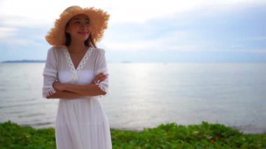 Güzel Asyalı kadının yaz tatilinde deniz kıyısında dinlendiği görüntüler.