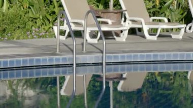 Oteldeki boş havuzun sakin görüntüleri.