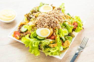 Ton balığı et ve yumurta taze sebze salatası ile