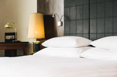 Güzel lüks rahat beyaz yastık ve battaniye yatakta zekâ