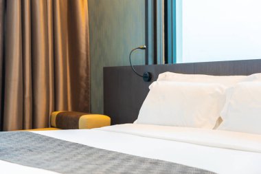 Güzel lüks rahat beyaz yastık ve battaniye yatakta zekâ