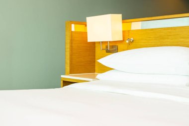 B yatak dekorasyonu üzerinde güzel lüks rahat beyaz yastık