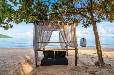 Tropikal plaj deniz Okyanusu üzerinde boş yatak koltuğu ve salon 