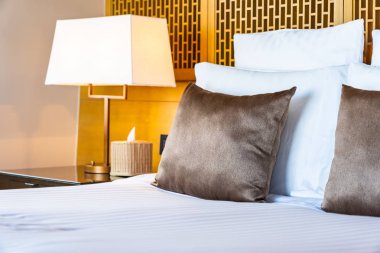 Yatak ve battaniye üzerinde güzel lüks rahat beyaz yastık Dec