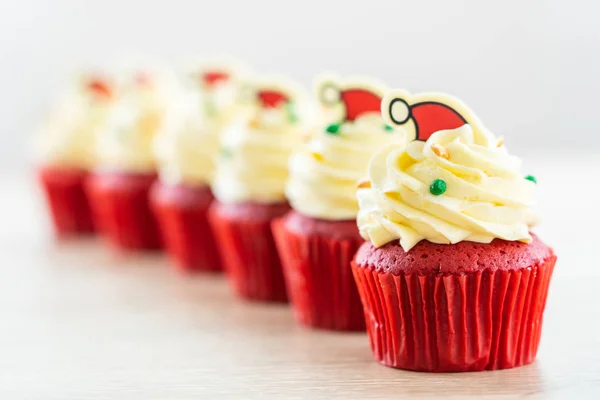 Dulce postre con magdalena de terciopelo rojo — Foto de Stock