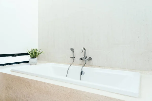 Schöne Luxus weiße Badewanne Dekoration Innenraum des Badezimmers — Stockfoto