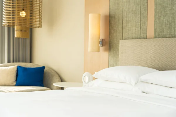 Belo travesseiro confortável e cobertor na decoração da cama — Fotografia de Stock