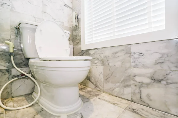 Assento vaso sanitário branco no banheiro — Fotografia de Stock