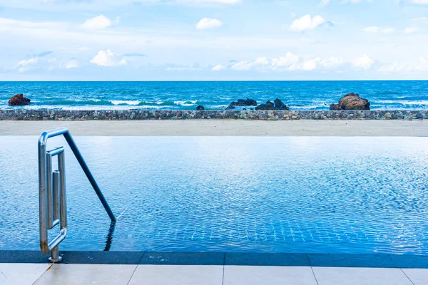 Bella piscina all'aperto in hotel resort con nuvola bianca — Foto Stock