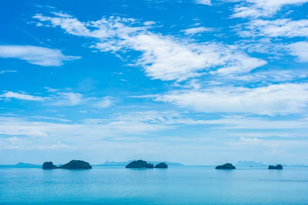 Mar de praia tropical ao ar livre bonito em torno da ilha de samui com co — Fotografia de Stock