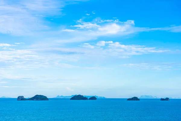 Mar exterior bonito oceano com céu azul nuvem branca em torno sagacidade — Fotografia de Stock