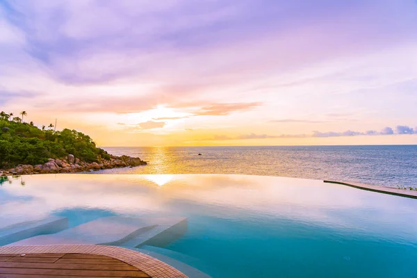 Bella piscina a sfioro all'aperto in hotel resort con se — Foto Stock