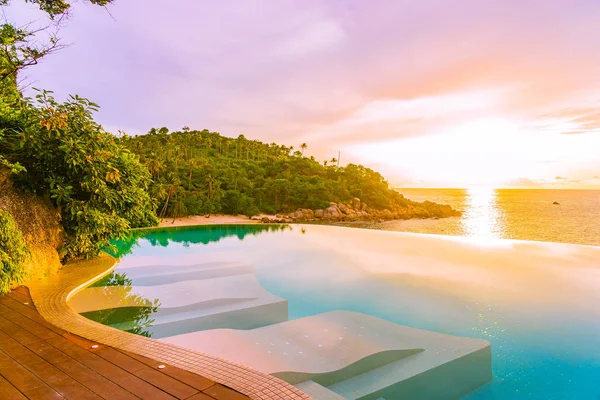 Hermosa piscina infinita al aire libre en el complejo hotelero con se — Foto de Stock