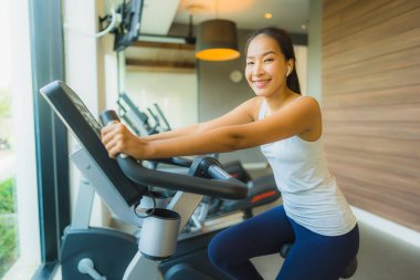 Portre güzel genç spor asya kadın egzersiz ve egzersiz