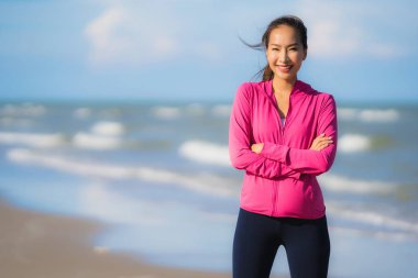 Portre güzel genç Asyalı kadın çalışan ve t üzerinde egzersiz