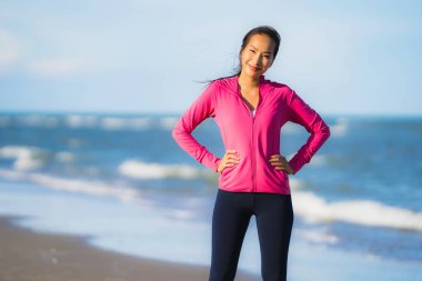 Portre güzel genç Asyalı kadın çalışan ve t üzerinde egzersiz